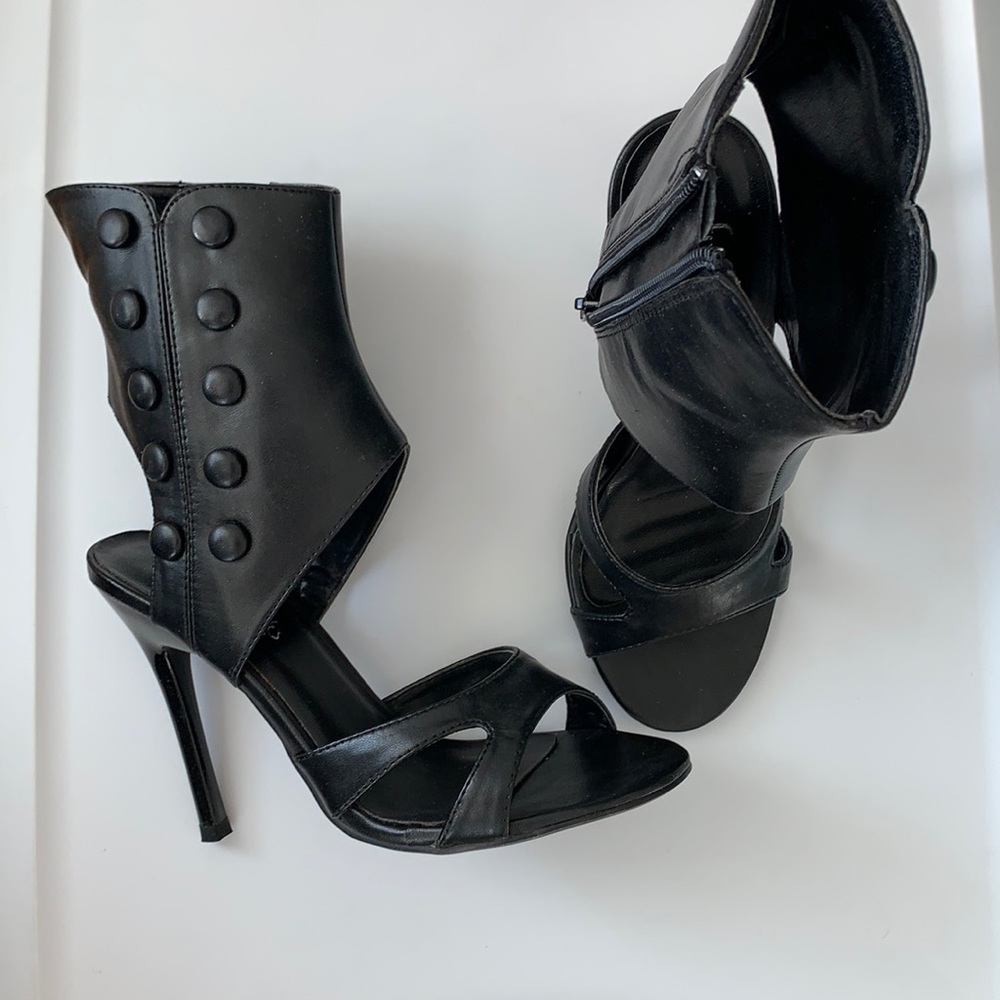 Black Fredrick’s of Hollywood black sandals